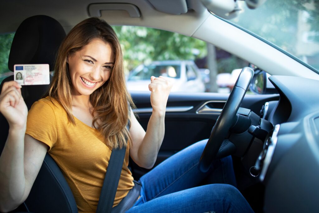 Fahrschülerin freut sich über die bestandene Führerscheinprüfung