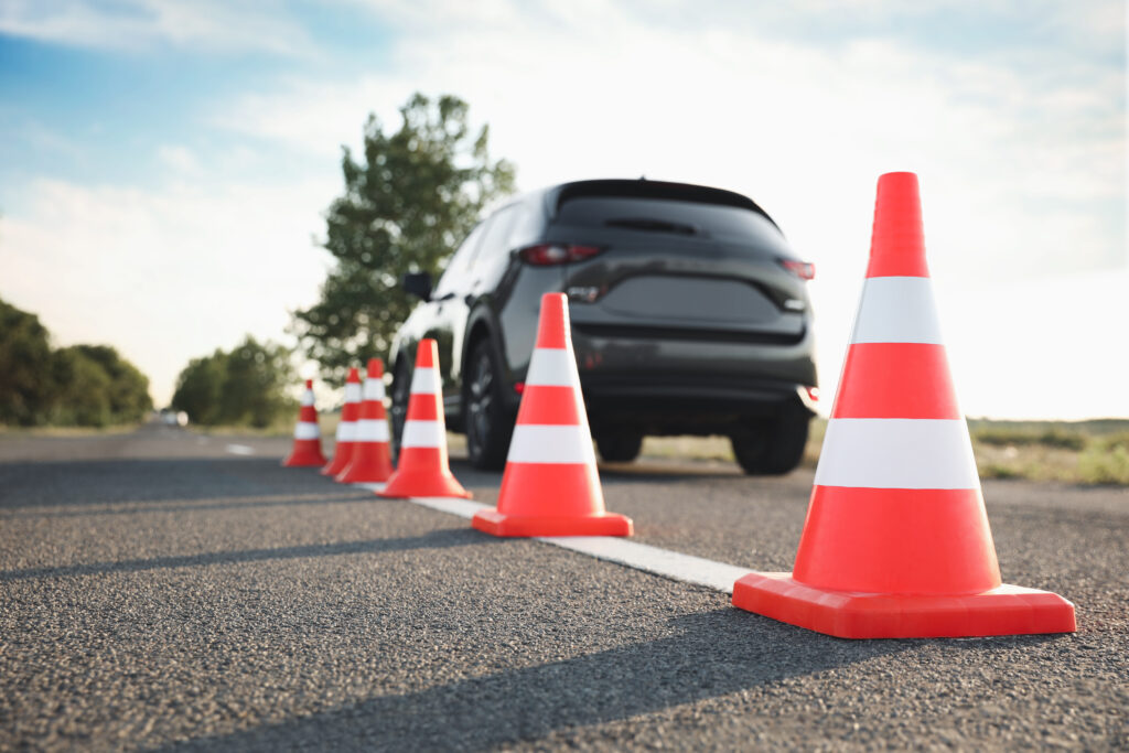 Fahrschüler während einer praktischen Übung im Auto